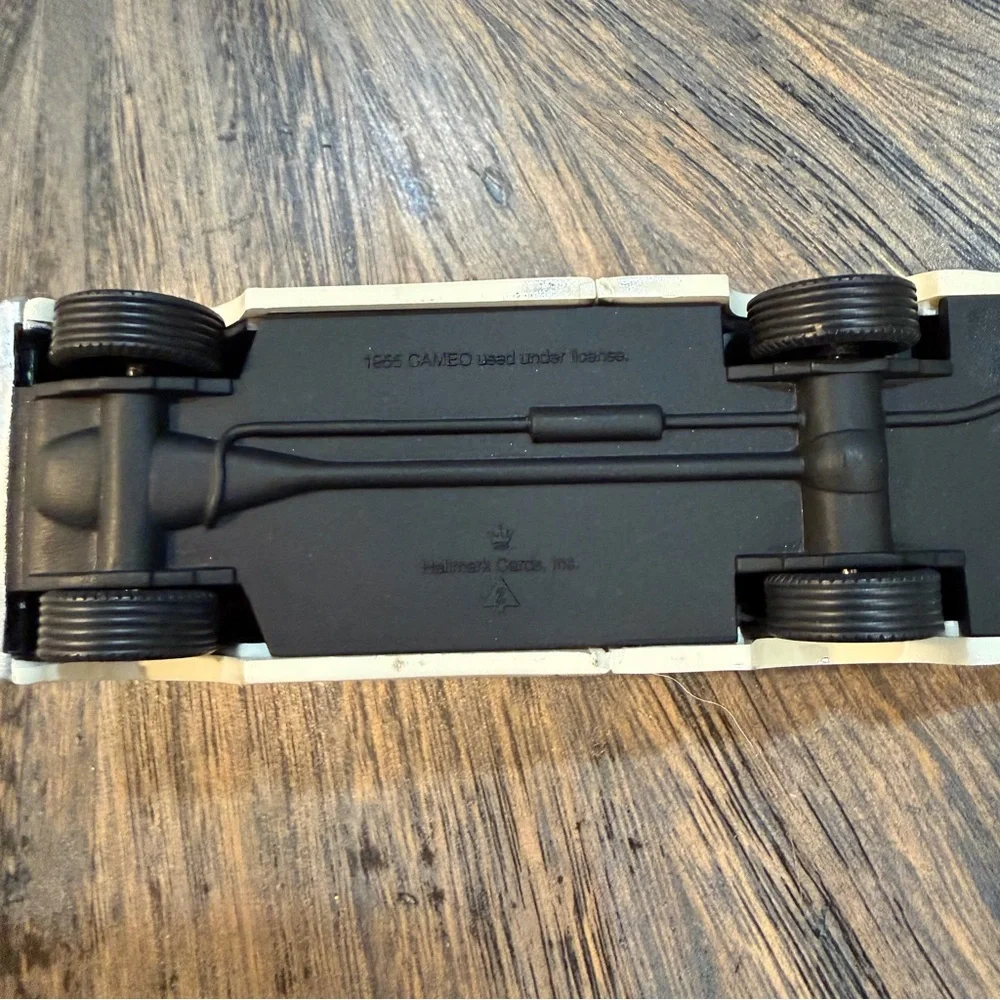 Hallmark 1955 Chevrolet Cameo Truck Ornament – All-American Trucks Series (1996)